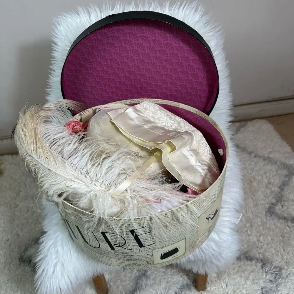VINTAGE and elegant Cream Floral wool Hat with Veil